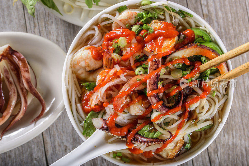 越南汤碗，配海鲜