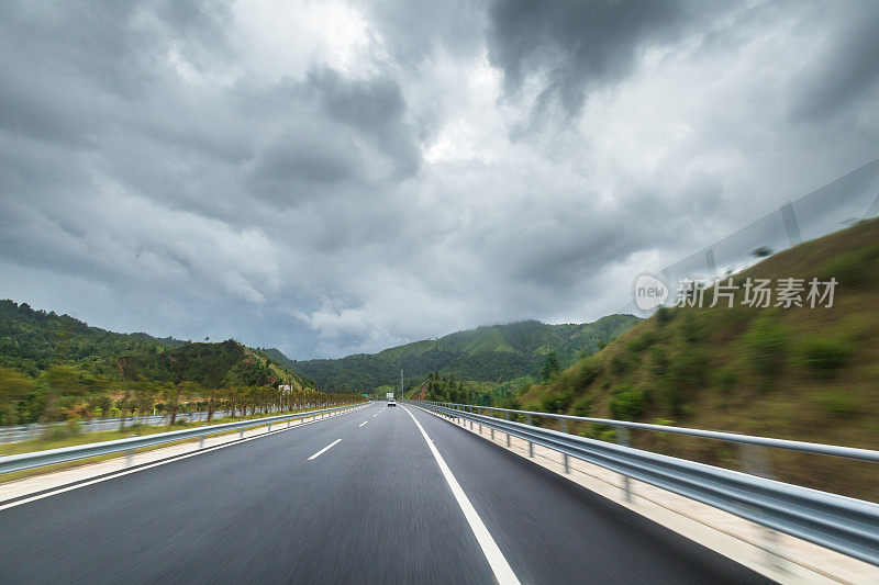 夏季暴雨前的阴天，高速公路模糊了