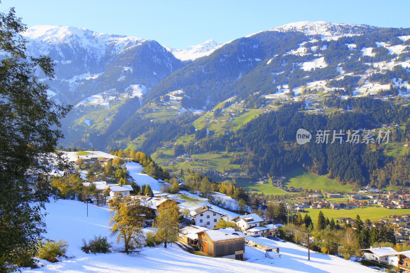 冰雪覆盖的山脉全景和田园诗般的泰洛河谷草甸，奥地利