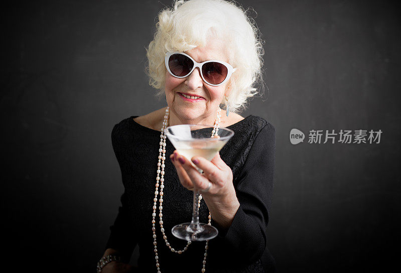 酷奶奶正在喝饮料