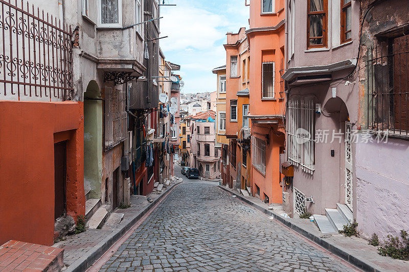 伊斯坦布尔旧城区狭窄街道上五颜六色的建筑