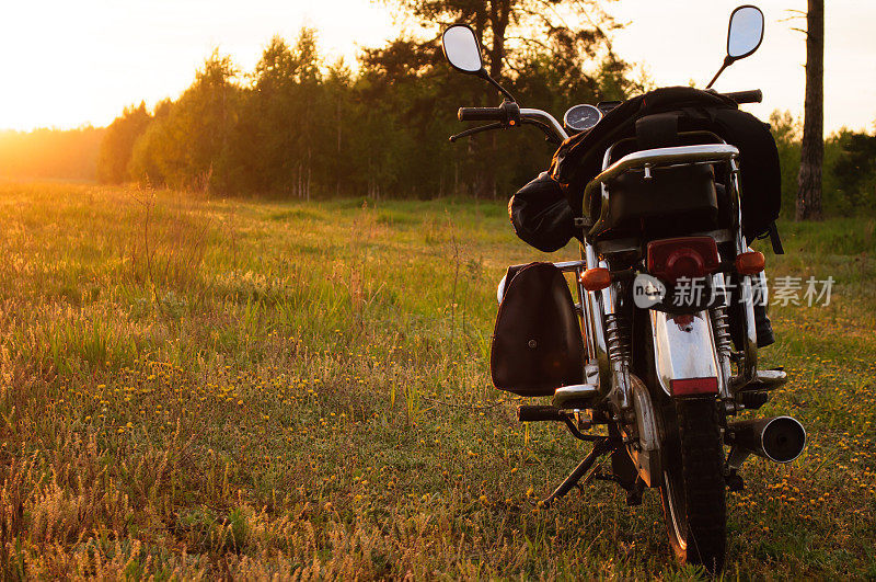 日落时的经典摩托车，