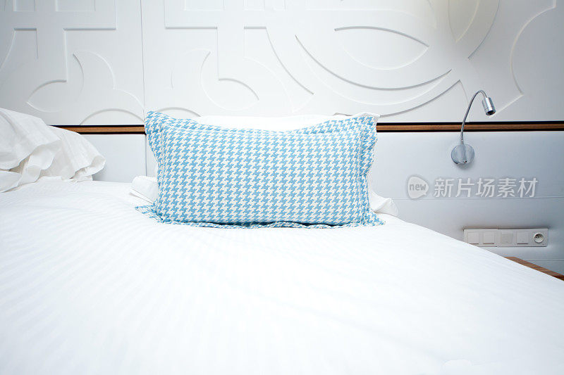 酒店房间里一张带枕头的床