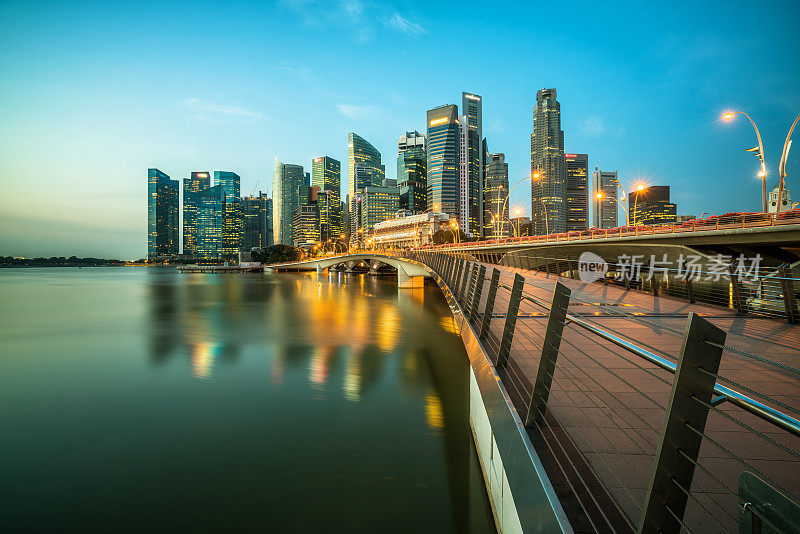 蓝时，新加坡中央商务区的天际线