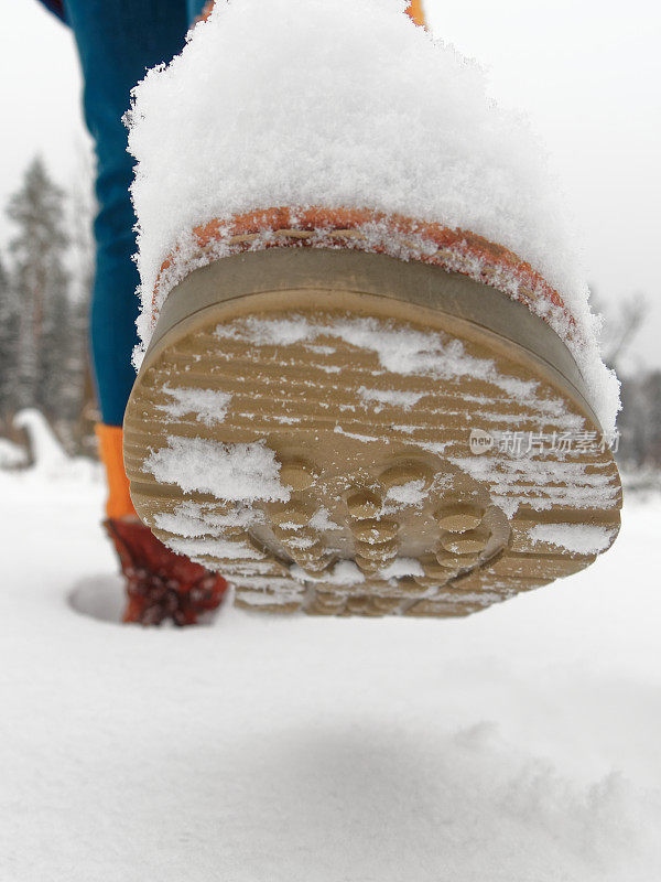 走在雪