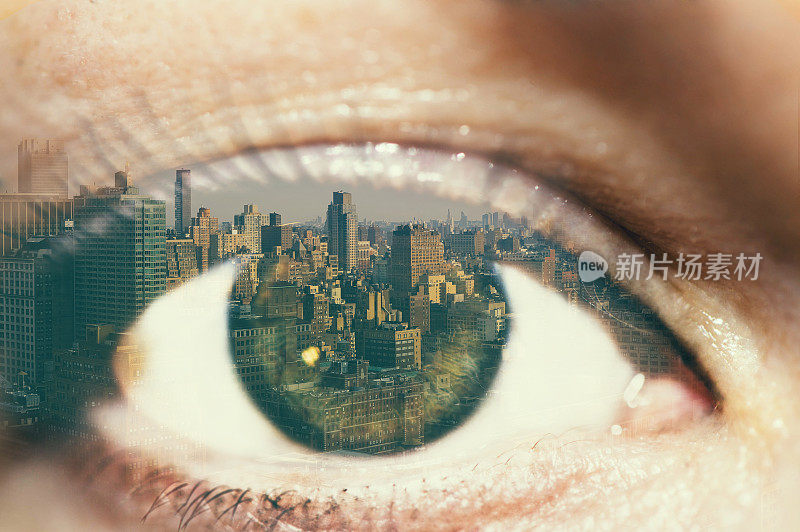 女性眼球和曼哈顿中城的双重曝光。