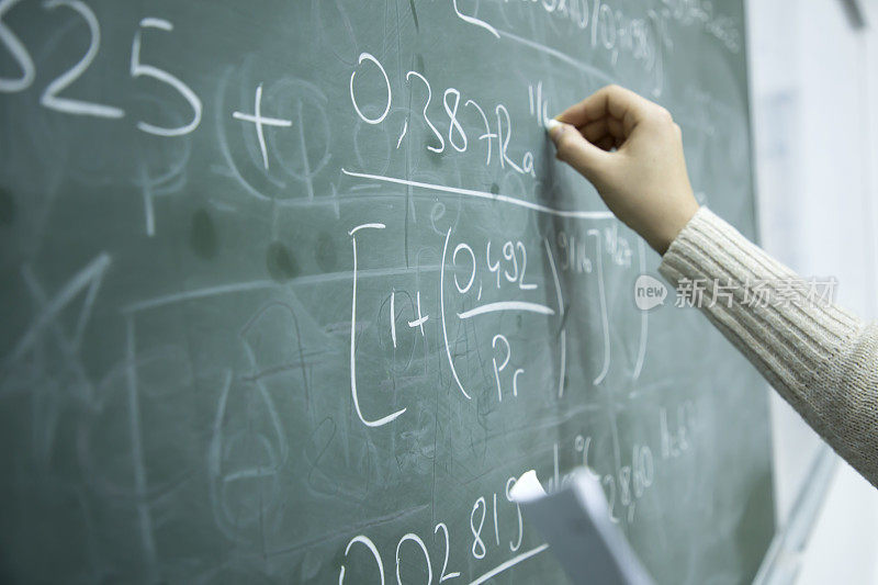 女同学在黑板前写数学公式