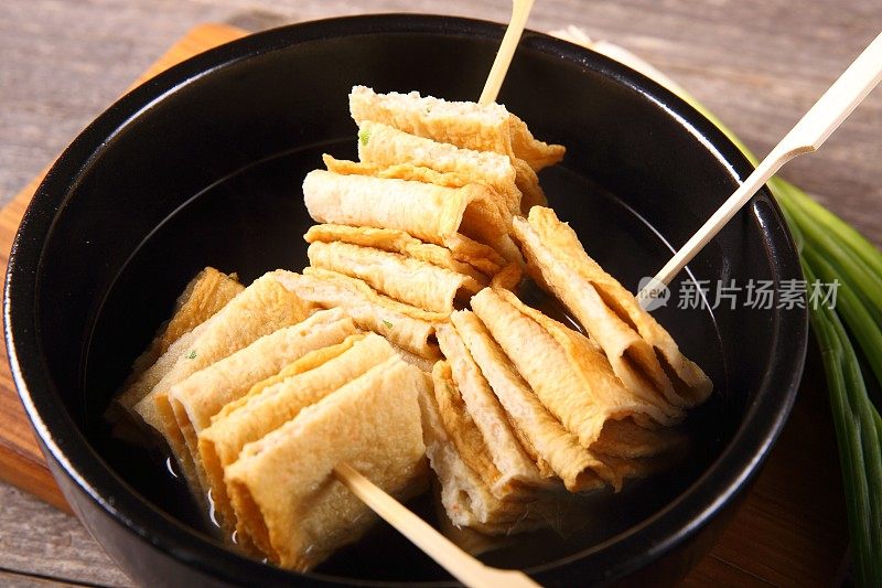 鱼饼串在碗里