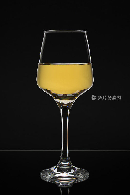 加白葡萄酒的酒杯