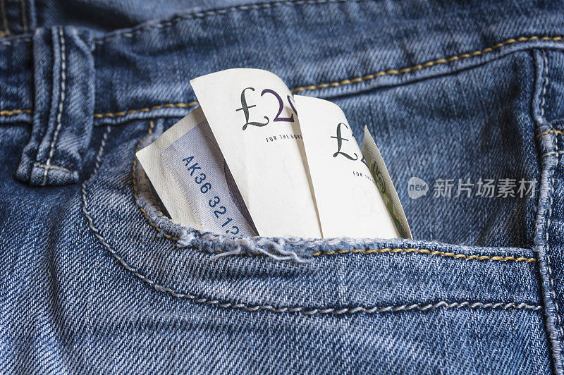 蓝色牛仔口袋里装着英镑钞票。