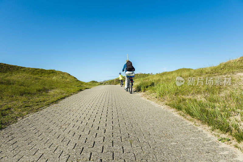 母亲和儿子在德国北海地区骑车