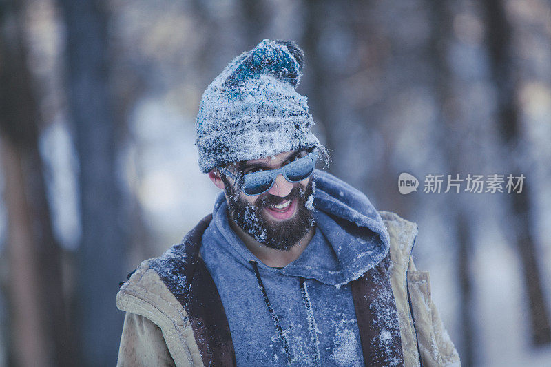 在冬天的旅途中被雪覆盖的潮人