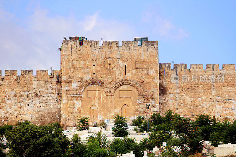 位于以色列耶路撒冷老城圣殿山东侧的金门或慈悲门