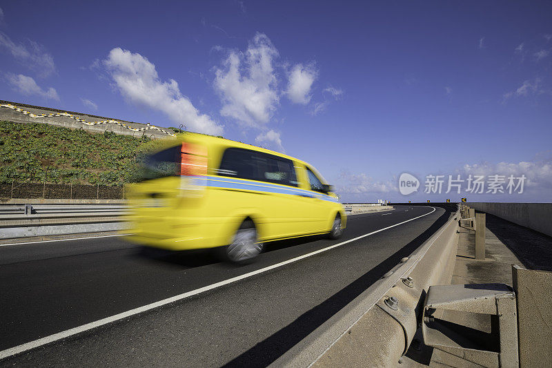 道路上模糊不清的汽车