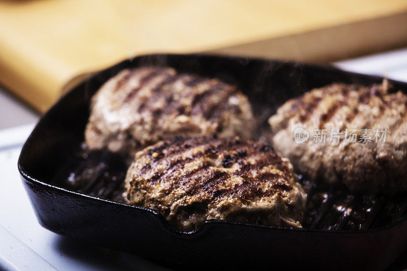 用平底锅煮牛肉汉堡肉饼