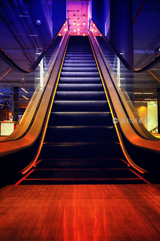 地铁社区购物中心、购物中心或百货公司的自动扶梯。向上移动楼梯。关闭地板平台。金属线钢。黄灰钢线。