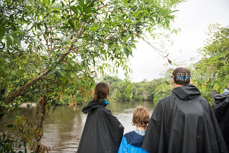 一家人望着亚马逊的黑水