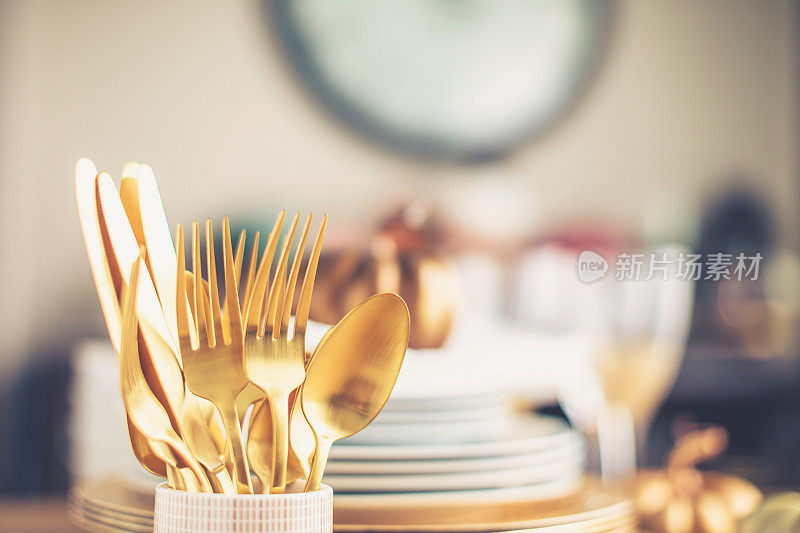 用漂亮的金色餐具准备感恩节晚餐