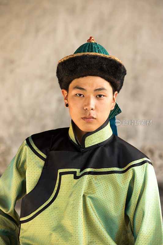 穿着传统蒙古服装的年轻人。