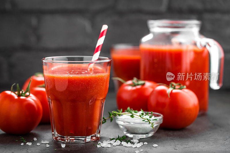 玻璃杯里的新鲜番茄汁。蔬菜饮料