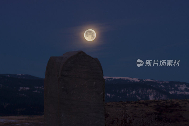 墓地纪念碑上的超级月亮