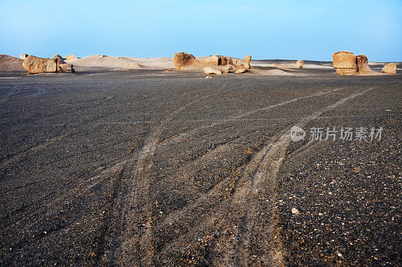 中国新疆哈密地区戈壁上的魔鬼城