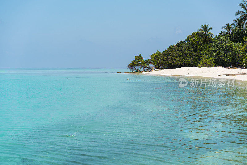 4月，马尔代夫，离Maafushi岛不远的一个岛上，有美丽的沙滩和绿色的植被