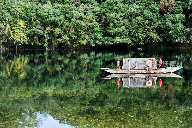 山湖中的木船