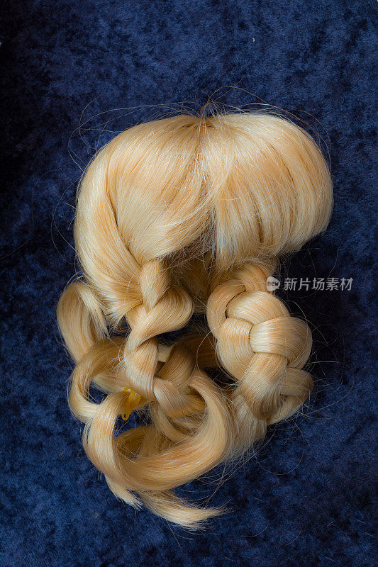 金色的编织娃娃假发和刘海