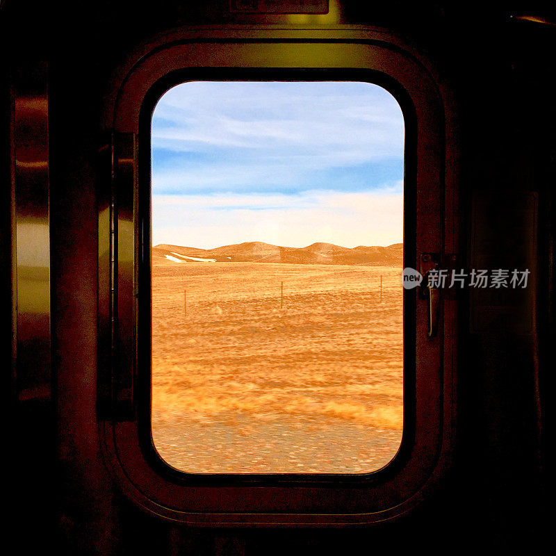 从美铁帝国缔造者号列车上俯瞰蒙大拿的风景