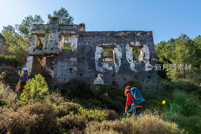 女人走在kayaköy