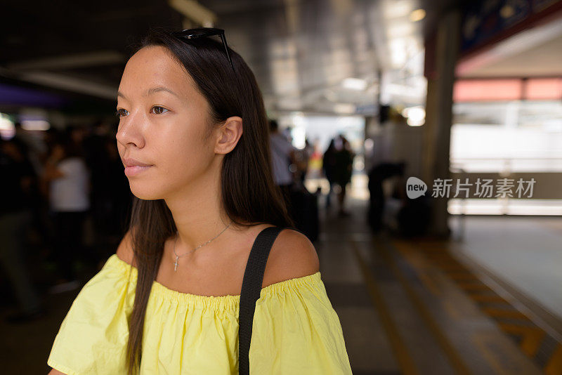 年轻美丽的多民族游客女子肖像在BTS空中火车站在泰国曼谷