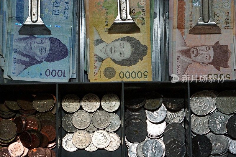 韩国钱放在保险箱里。
