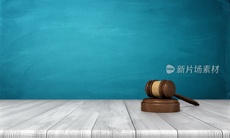 3d渲染的棕色木制法官的小木槌和声音块躺在一张木桌子上，以蓝色为背景