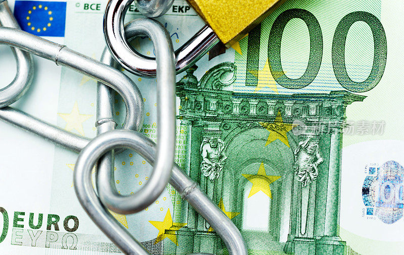 一百欧元的钞票，上面有链条和锁