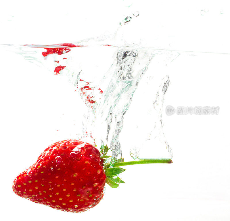 把草莓扔进白底水中