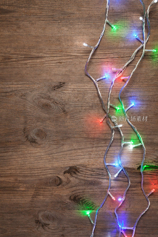 圣诞彩灯放在木桌上。