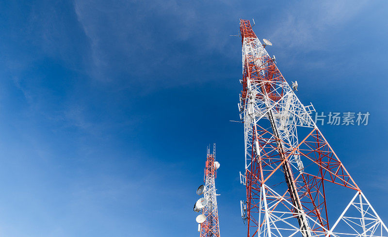 蓝天背景下的通讯塔