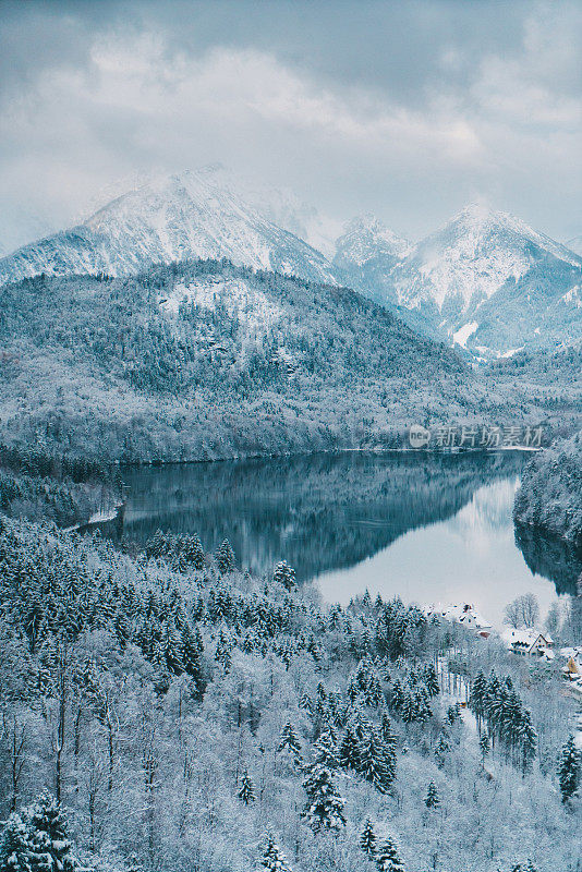 冬天的阿尔卑斯山雪万湖