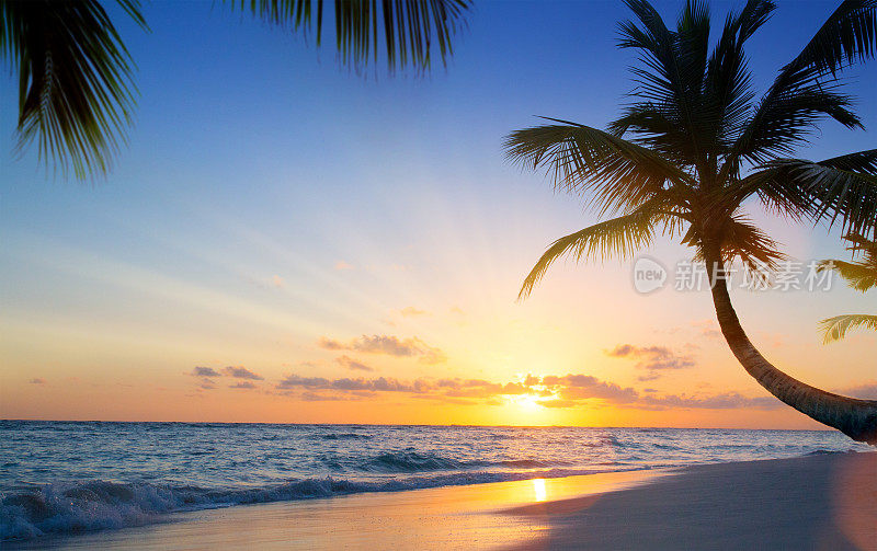 热带海滩上美丽的日落