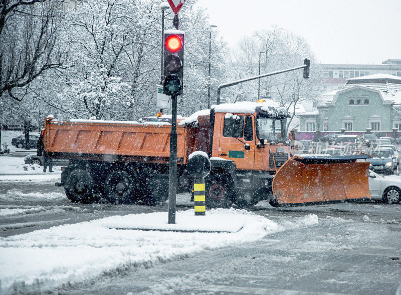 街道十字路口的扫雪机，道路上的冬季状况