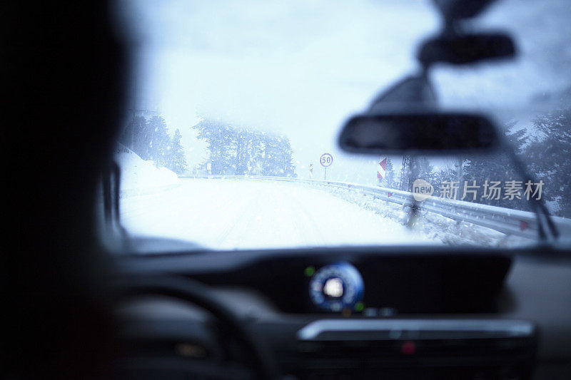 在雪天条件下的高速公路上超车是危险的