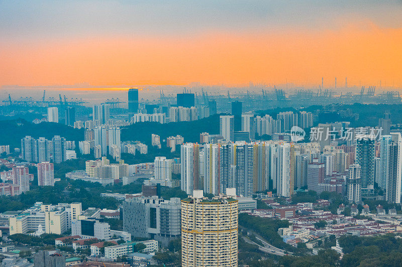 黄昏时分的新加坡城市天际线和城市景观