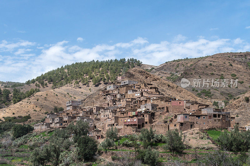 位于摩洛哥高阿特拉斯山脉山谷中的陡峭村庄