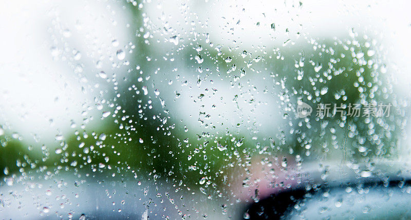 水滴在车窗上