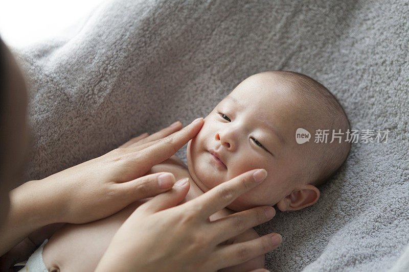 触摸婴儿的手。