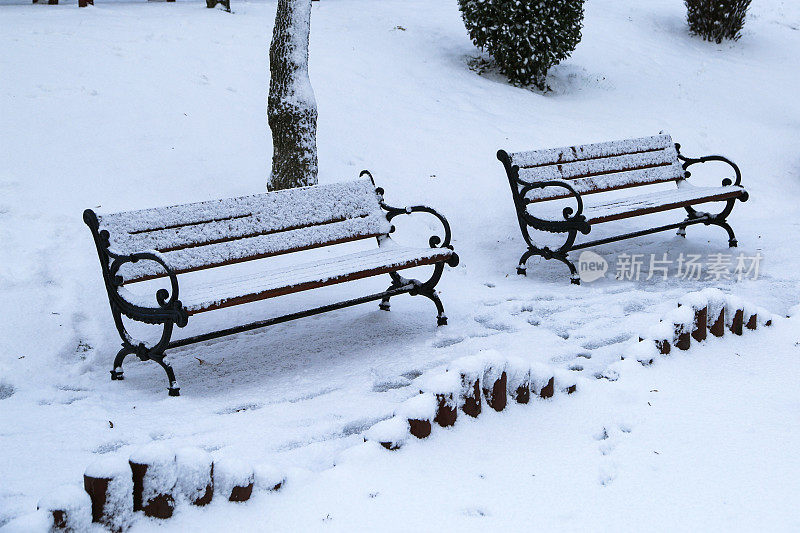 雪地里的一排排长凳