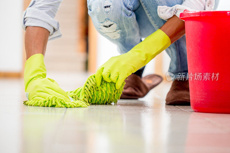 成年妇女用拖把清洁瓷砖地板