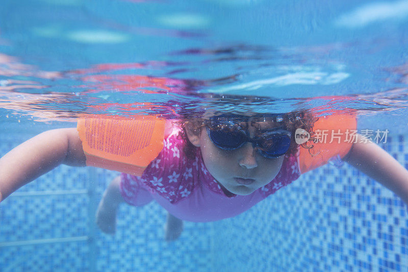 水下肖像的婴儿孩子游泳。