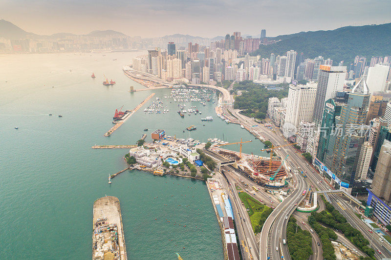 鸟瞰图的香港城市天际线和维多利亚港日落在中国